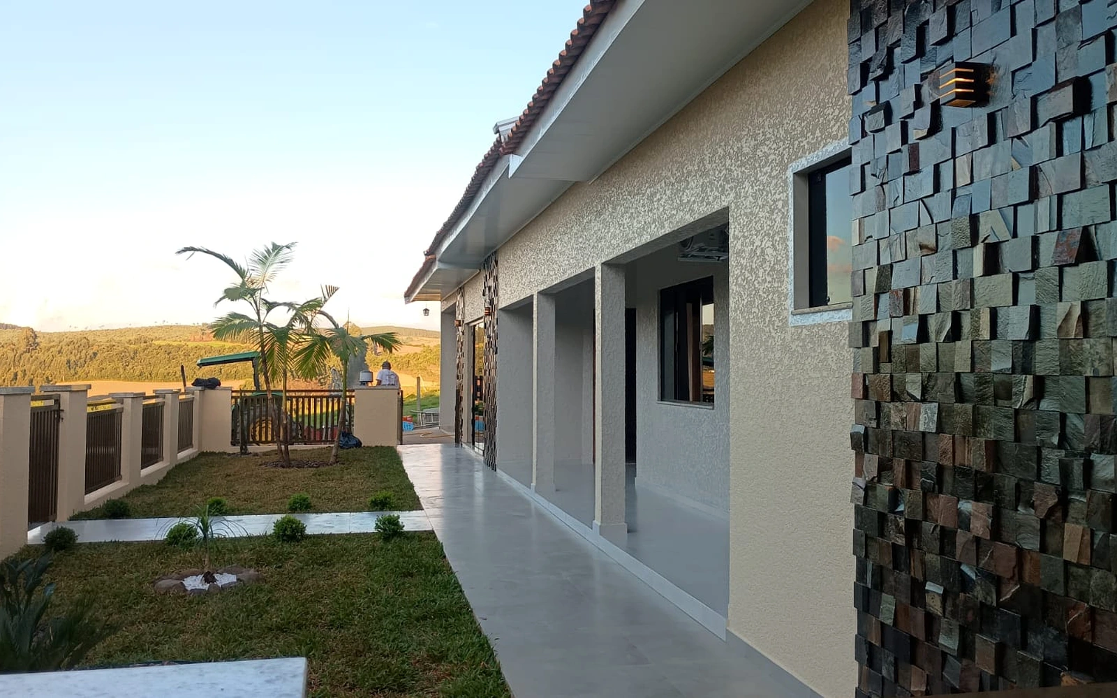 Elementos metálicos e acabamento externo em projeto residencial