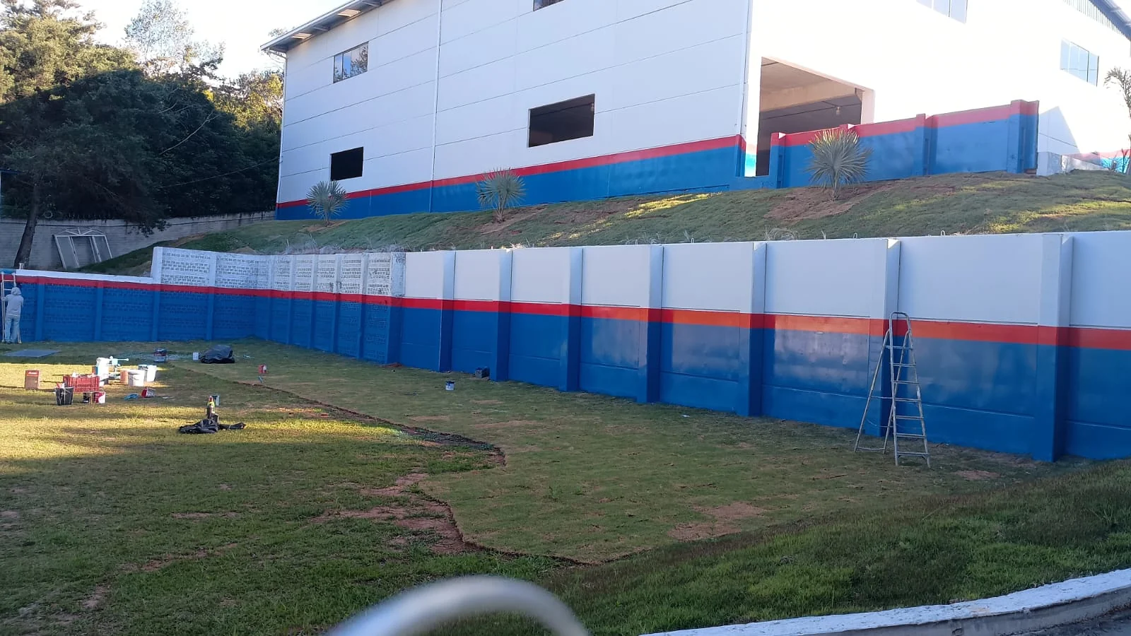 Projeto comercial com pintura externa em fachada e muro
